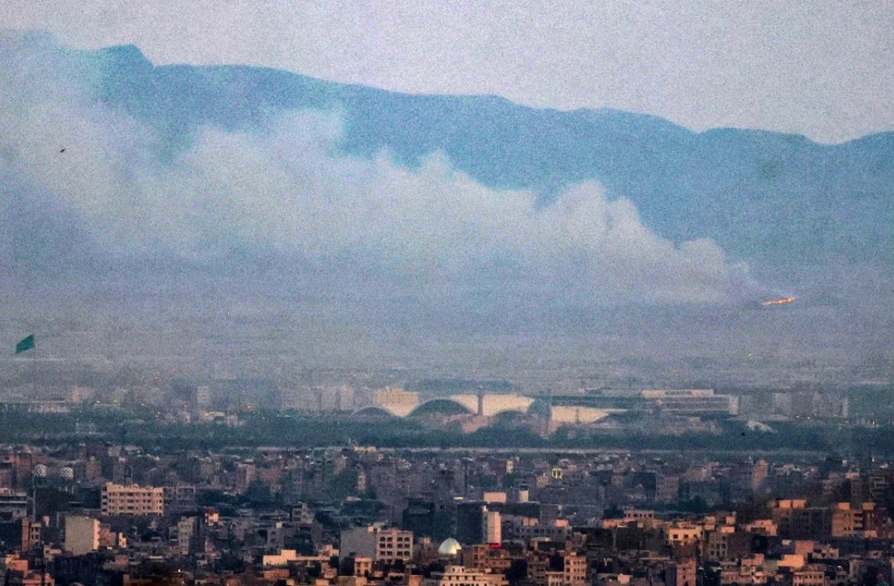 Regi&atilde;o ao sul de Teer&atilde; atacada por Israel &mdash; Foto: AFP