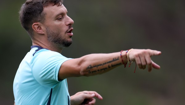 Botafogo tenta superar 'elenco curto' novamente para enfrentar o Grêmio pelo Brasileirão