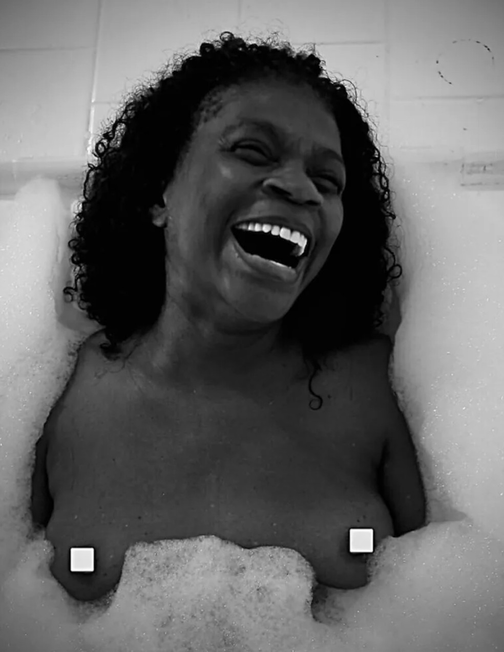 Zezé Motta posta de topless em banho de espuma — Foto: reprodução/ instagram