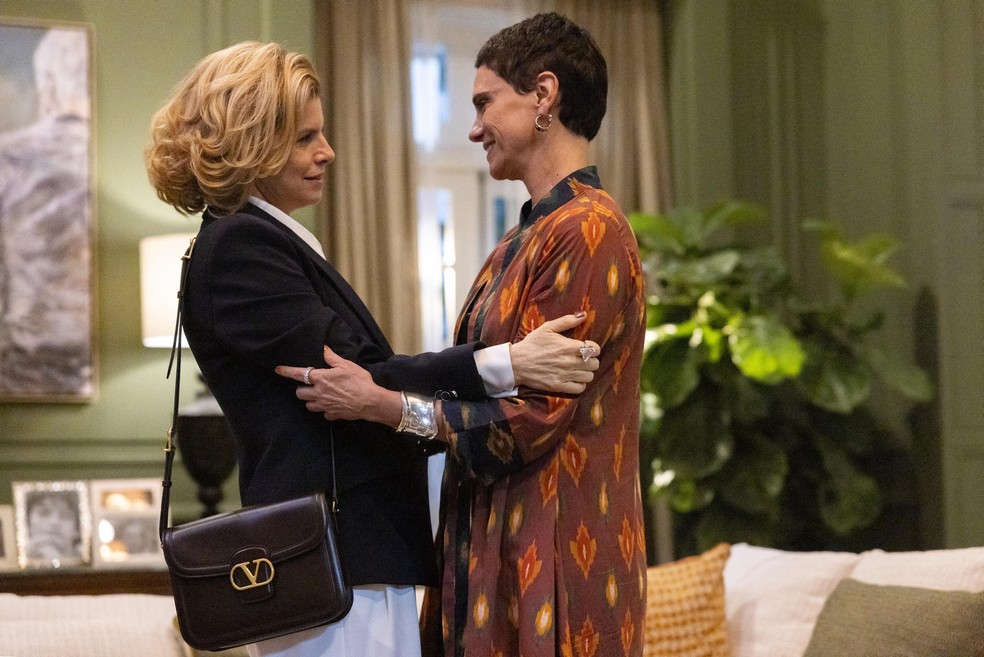 Odete Roitman (Debora Bloch) chega à casa de Celina (Malu Galli) em 'Vale tudo' — Foto: Fábio Rocha/Rede Globo