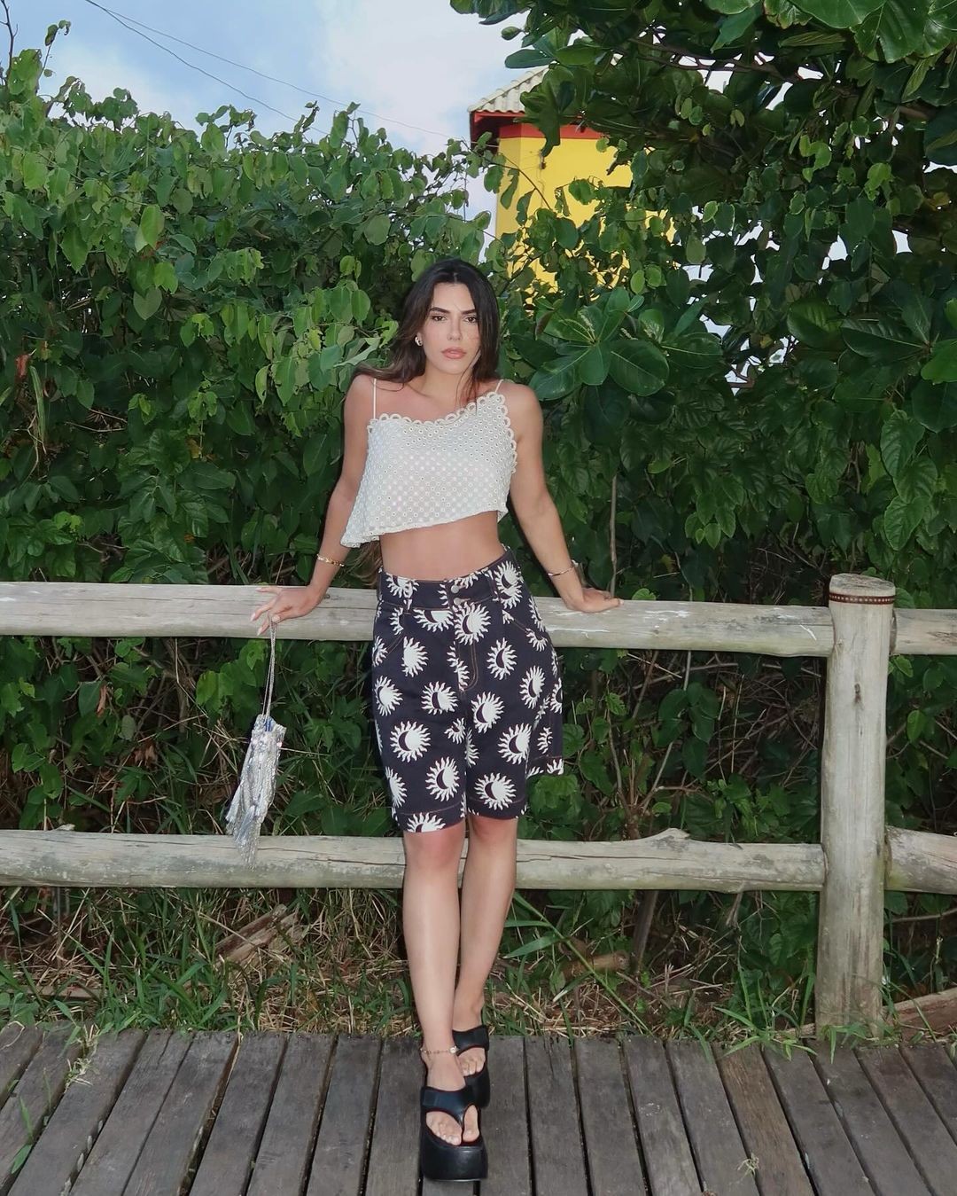 Jade Magalhães mostra barriga de grávida em álbum de fotos de viagem com Luan Santana