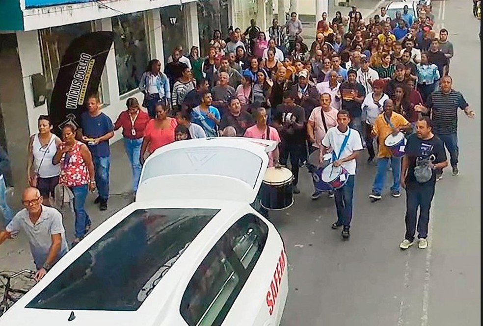 O cortejo de Agnaldo dos Santos, o Bino, presidente da escola de samba Flor de Magé, teve batucada — Foto: Reprodução de rede social