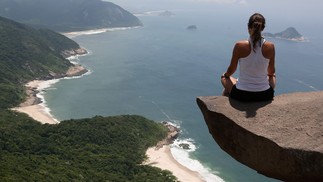 Alguns visitantes preferem transmitir a paz de estar nas alturas — Foto: Custodio Coimbra/Agência O Globo
