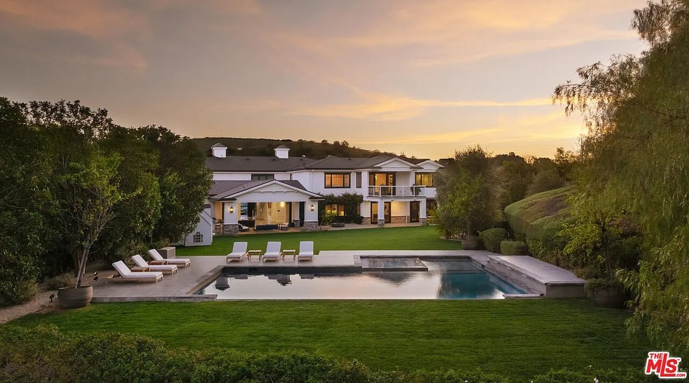 A propriedade de Kylie Jenner, que tem 1,2 mil metros quadrados, conta com oito quartos e oito banheiros — Foto: divulgação