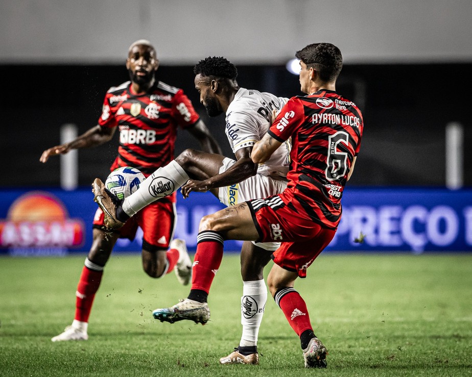 Flamengo enfrenta o Santos na Vila Belmiro