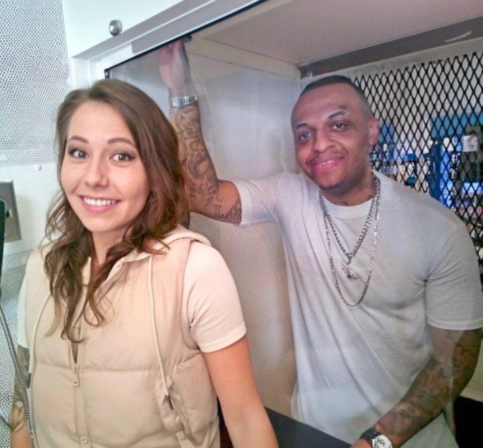 Steven Lawayne Nelson e a esposa, Helena Noa Dubois, em penitenciária no Texas — Foto: AFP