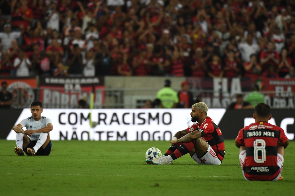 Jogadores de Flamengo e Cruzeiro sentam no gramado em protesto contra racismo  — Foto: Alexandre Brum/Agencia Enquadrar