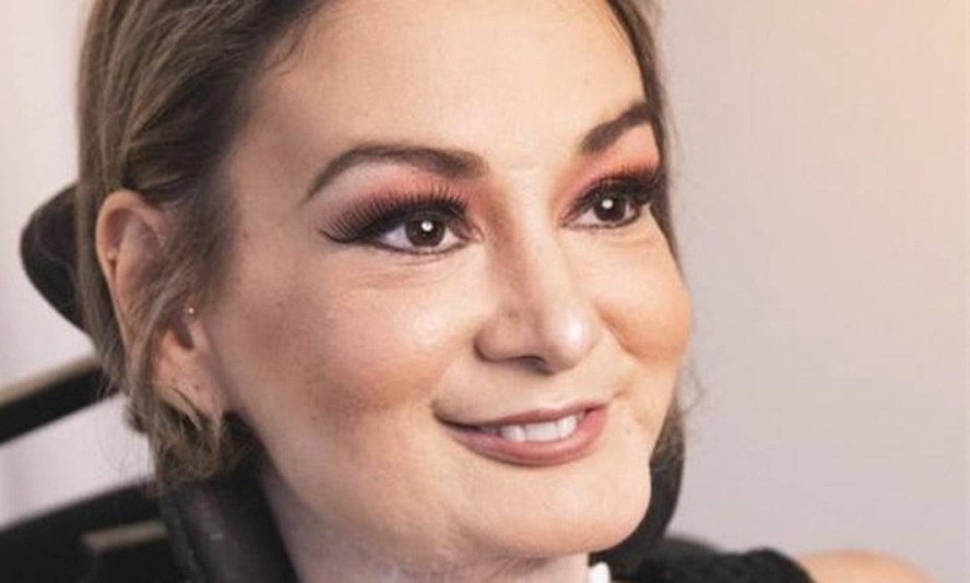 Luciana Novaes. Formada em Serviço Social e especializada em Gestão Pública, ela tem participado de lives ao lado de profissionais de saúde