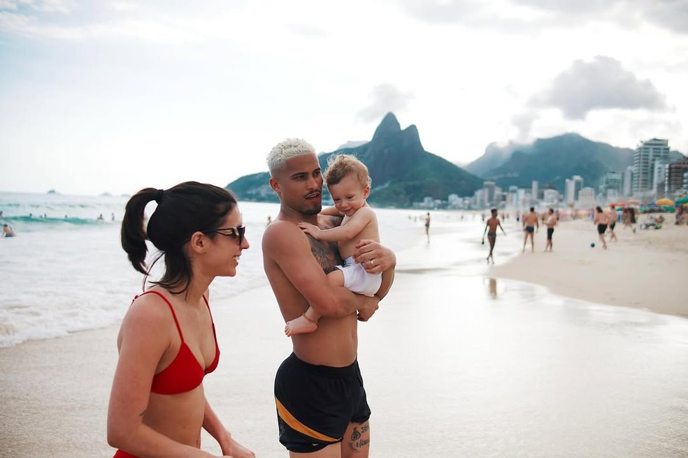 Ex-Fla convocado para a seleção, João Gomes e mulher levam filho à praia no Rio — Foto: 100 cliques/hundred/Reprodução/Instagram