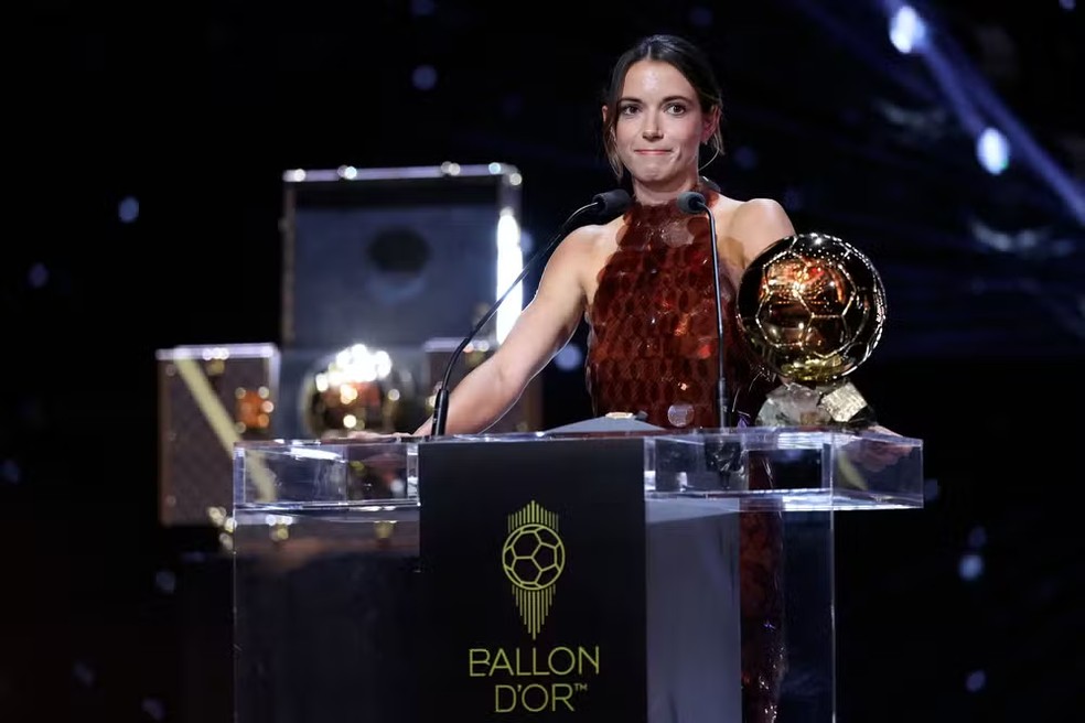 A meio-campista espanhola do Barcelona e vencedora da Bola de Ouro 2024 Aitana Bonmati fala após receber o prêmio Bola de Ouro Feminina durante a cerimônia de premiação da Bola de Ouro France Football 2025 no Théâtre du Chatelet, em Paris — Foto: Franck FIFE / AFP