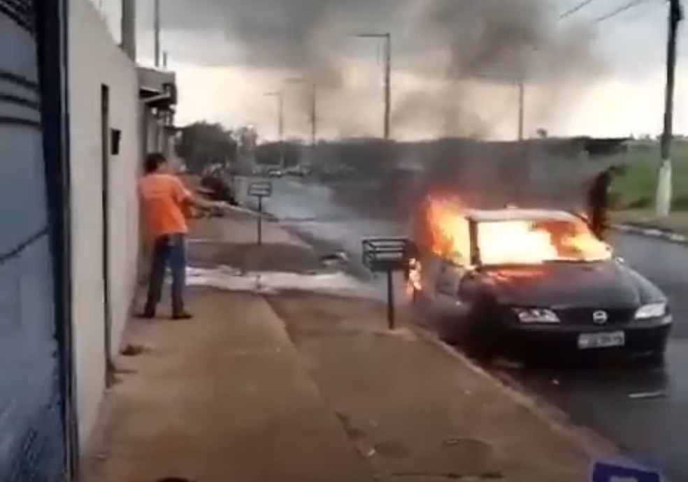 Carro foi incendiado durante confusão envolvendo traição entre pai e genro em Araraquara (SP) — Foto: Reprodução