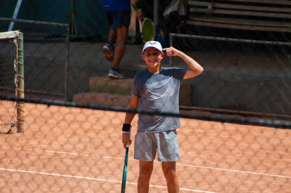 Pequeno Pedro imita gesto de João Fonseca durante treino de trênis — Foto: Gaby Costta / Divulgação