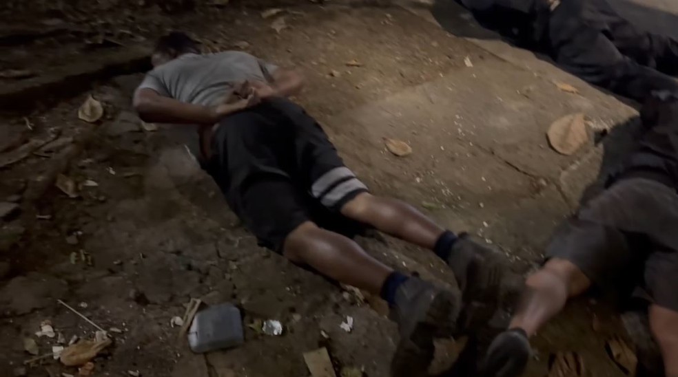 Tr&ecirc;s homens foram presos em flagrante enquanto faziam manuten&ccedil;&atilde;o clandestina na rede de 'gatonet' &mdash; Foto: divulga&ccedil;&atilde;o