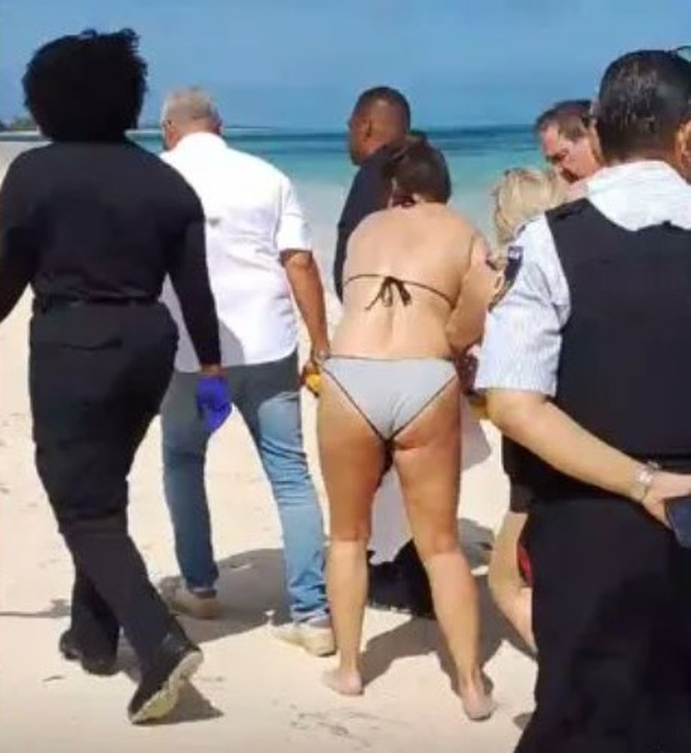 Turista ferida por tubarão é levada de praia em Turks e Caicos — Foto: Reprodução/X