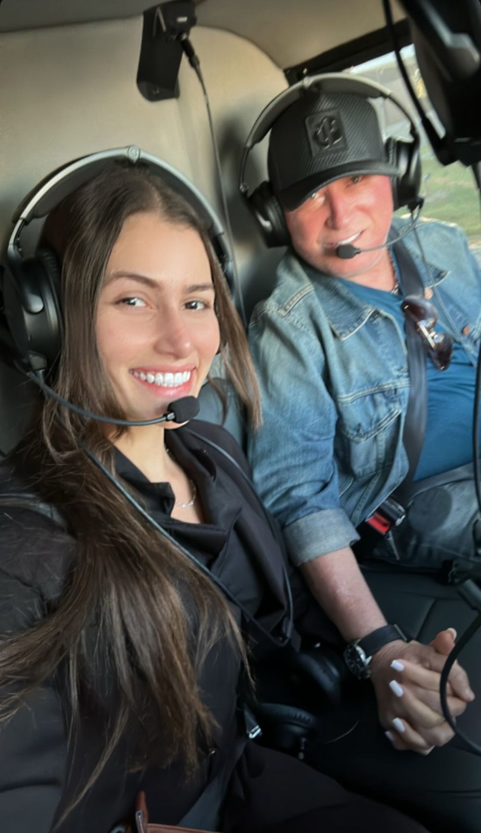 Amado Batista e miss chegam de helic&oacute;ptero em destino da lua de mel &mdash; Foto: Instagram