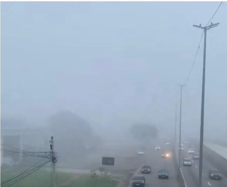 A Avenida Brasil, na altura de Fazenda Botafogo, tomada pela neblina