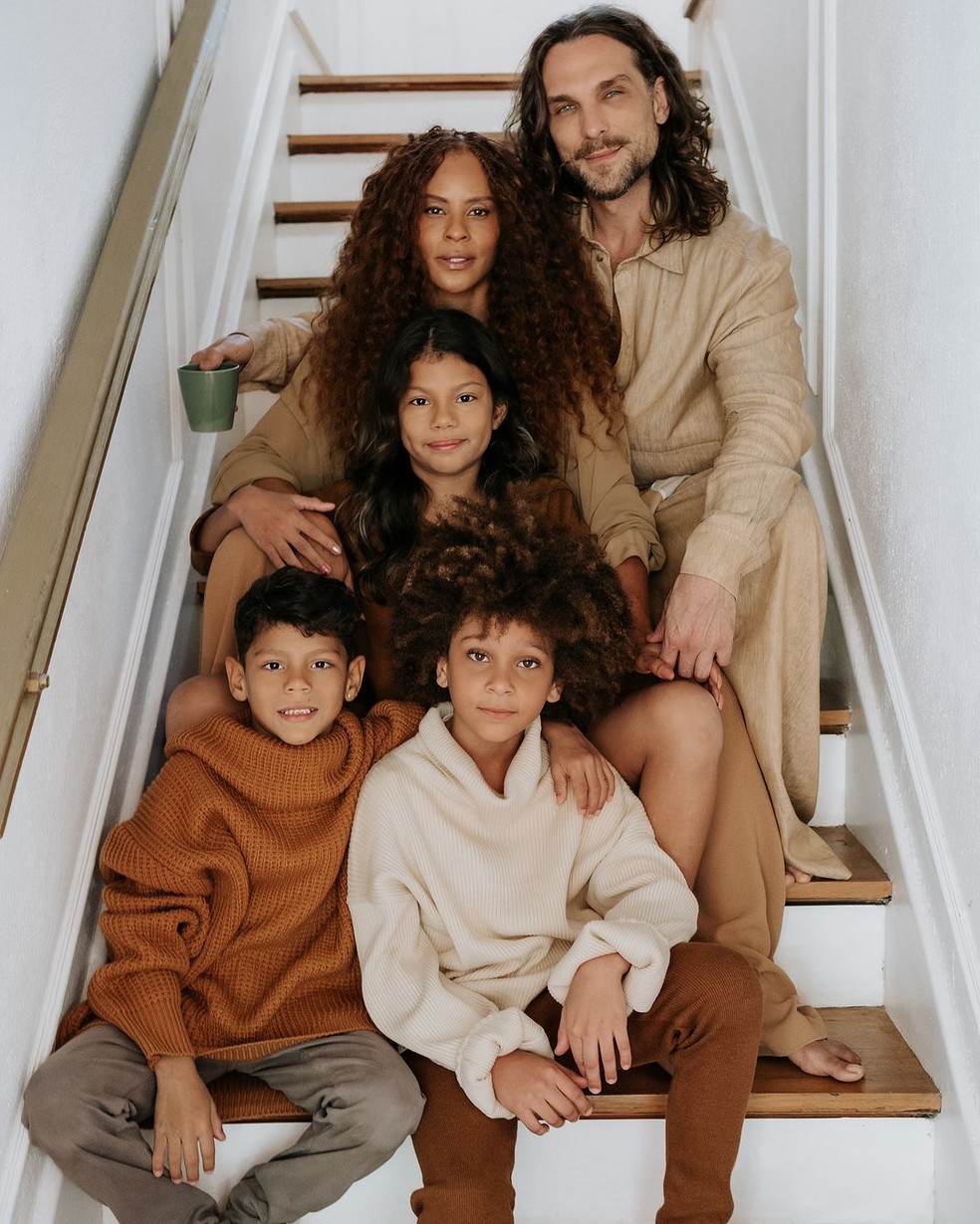 Aline Wirley, Igor Rickli e seus filhos &mdash; Foto: Babuska fotografia