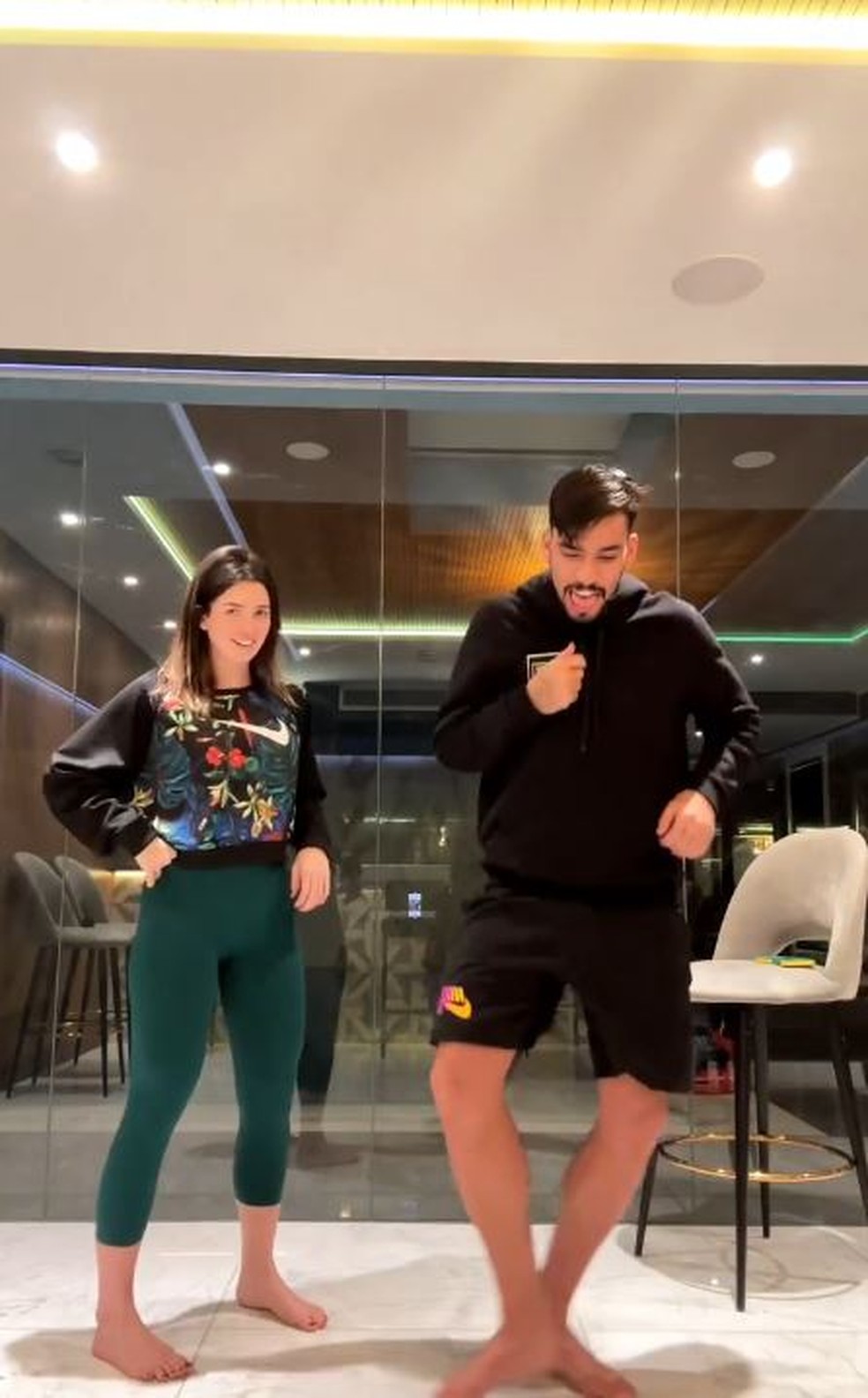 Duda Fournier e Lucas Paqueta na mansão onde vivem na Inglaterra — Foto: reprodução/ instagram