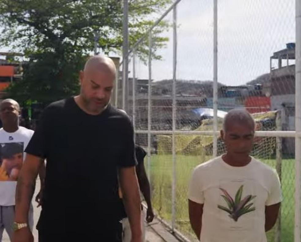 Adriano leva Romário para conhecer a casa onde cresceu na Vila Cruzeiro — Foto: reprodução/ youtube
