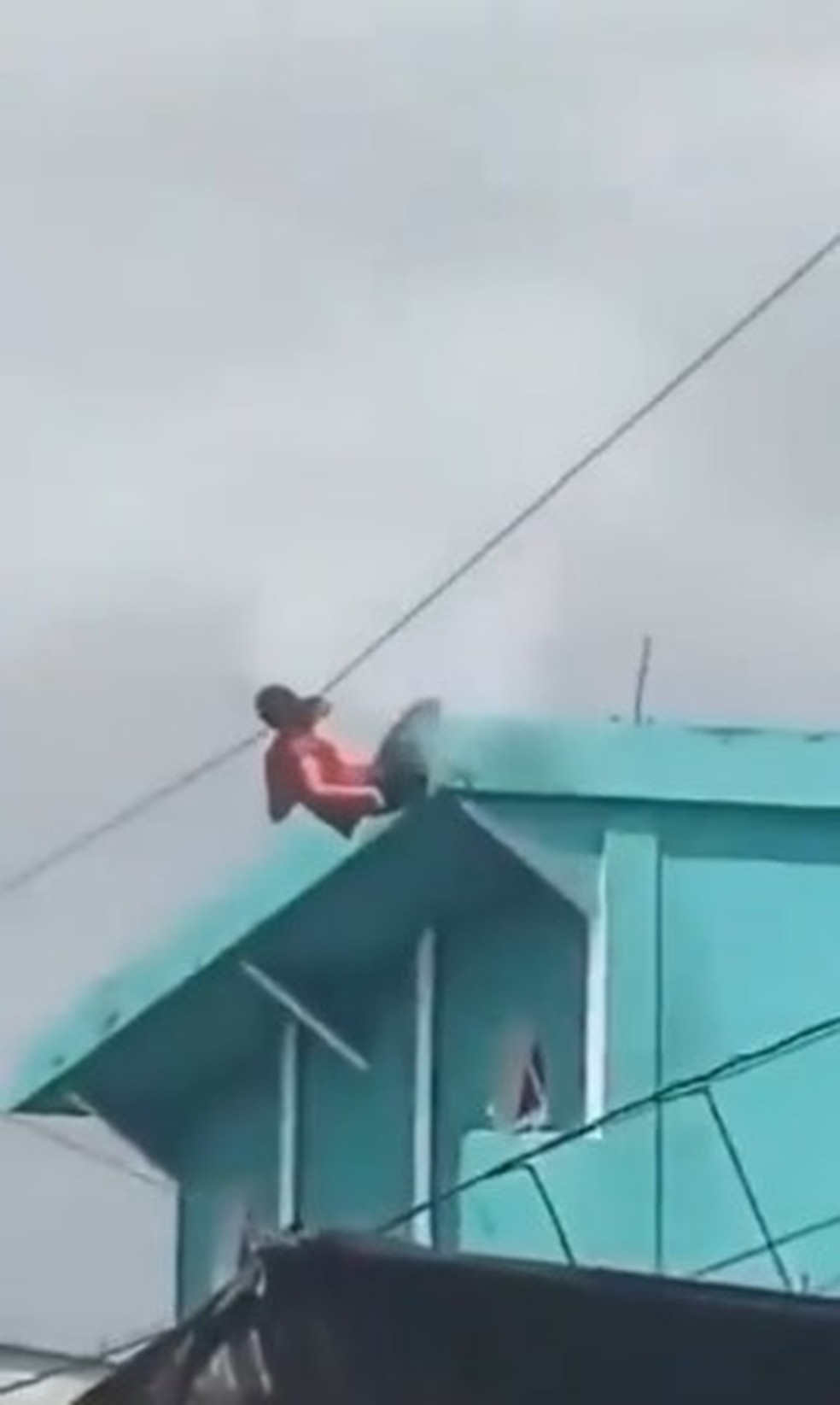 Adolescente que ensaiava passos de dança em laje é decapitada por fio de  alta tensão
