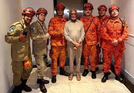 Gilberto Gil é resgatado por Bombeiros após susto em elevador: 