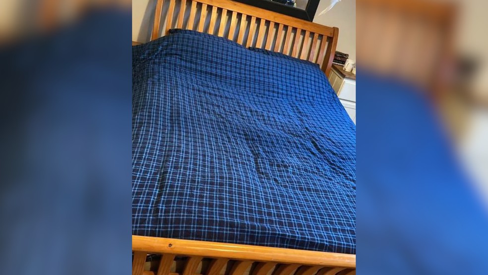 Edredom azul responsável pela internação inesperada do britânico Tommy Linch — Foto: Reprodução
