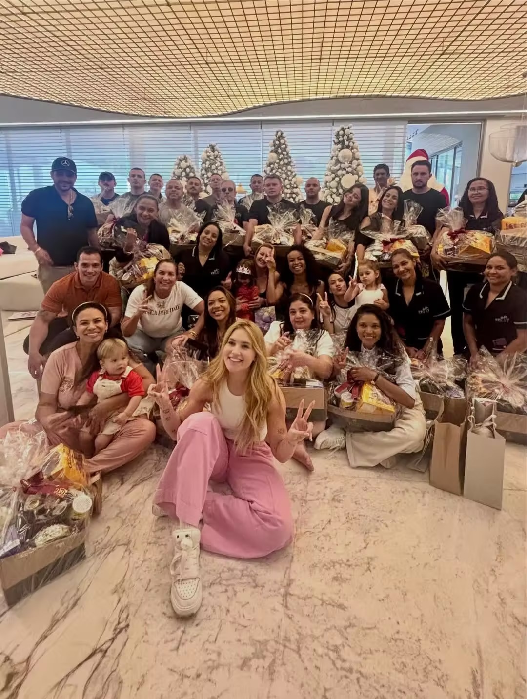 Virginia Fonseca (com calça rosa) posa com a equipe de funcionários de sua mansão, em Goiânia — Foto: Reprodução/Instagram
