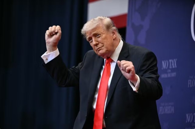 Trump vai cobrar R$ 457 mil por foto com ele em convenção republicana - QTU Questões do Universo
