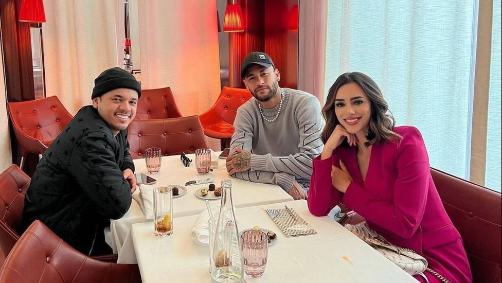 Neymar e Bruna almoçam em Paris com 'parça' do jogador — Foto: Reprodução/Instagram