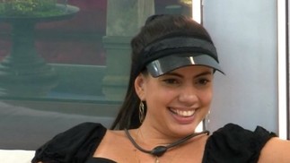 Fernanda, do 'BBB 24', com a viseira que fez sucesso — Foto: reprodução