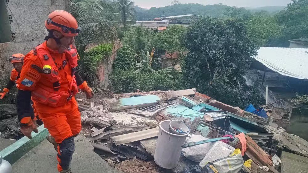 Desabamento de casa deixa mulher e adolescente gravemente feridos em Niterói