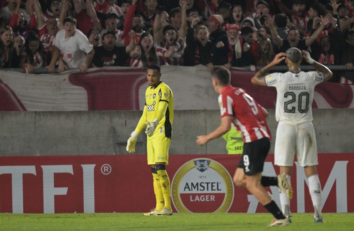 John, grande protagonista da derrota do Botafogo (Foto: JUAN MABROMATA / AFP)