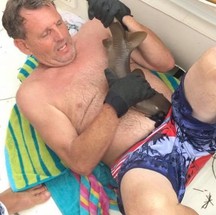 Americano também havia ficado com tubarão-lixa agarrado na sua barriga — Foto: Reprodução/Facebook