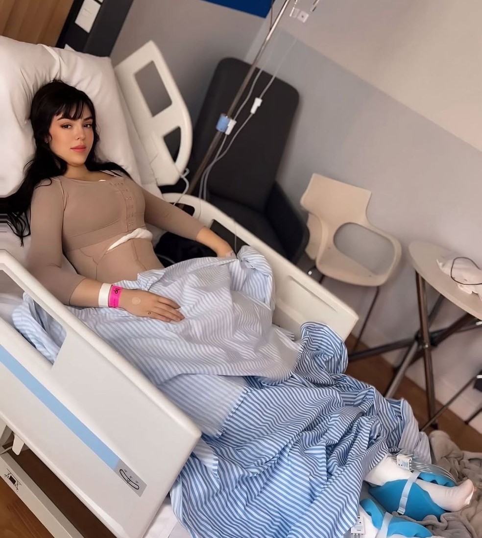 Bella Angel no hospital após nova lipo e aumentar os seios — Foto: Instagram