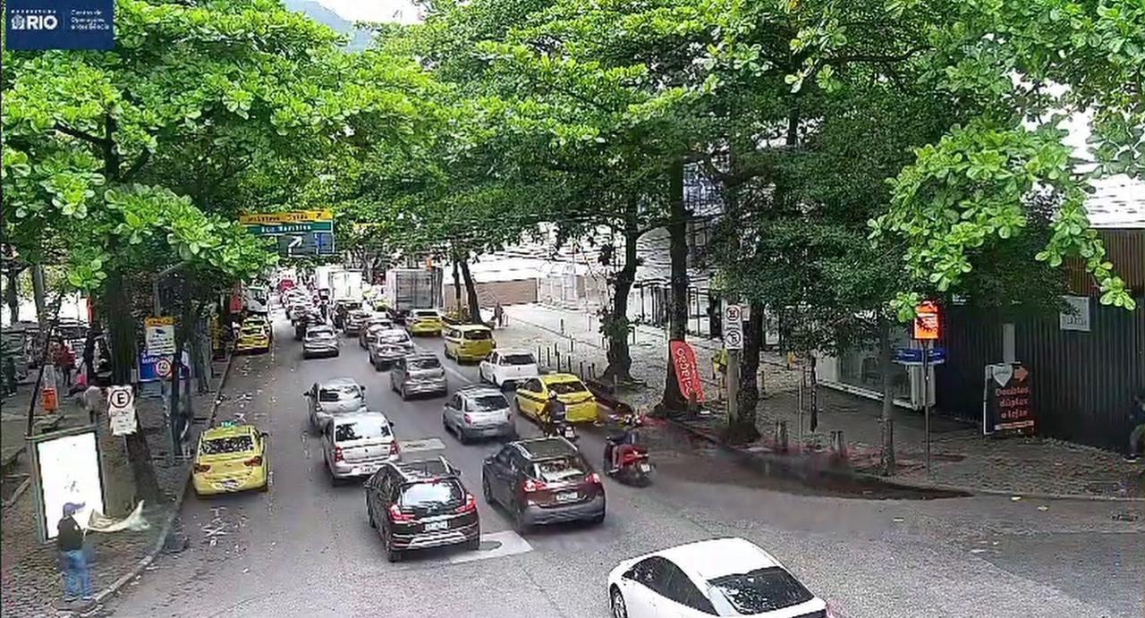Trecho da Rua São Clemente, em Botafogo, tem interdição por causa de ocorrência policial; há relatos de tiros na região