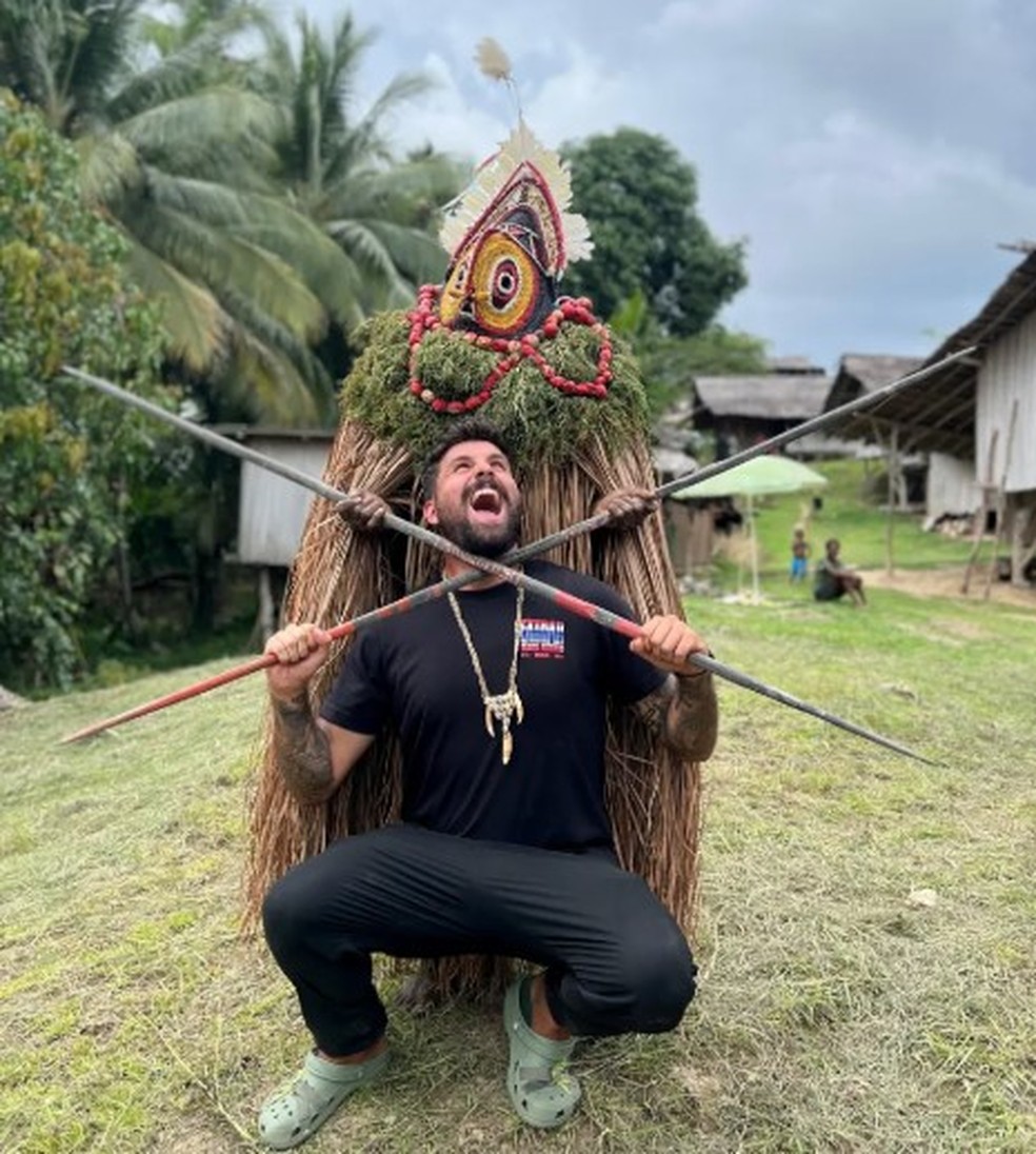 Daniel Pinto com membro de tribo remota de Papua-Nova Guin&eacute; &mdash; Foto: Reprodu&ccedil;&atilde;o