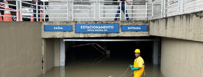 Temporal na madrugada de domingo inunda subsolo do Hospital Ronaldo Gazolla, em Acari — Foto: Foto Márcia Foletto