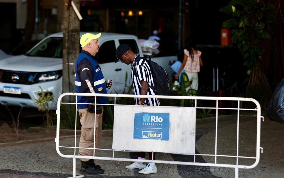 Acessos &agrave; orla da Zona Sul amanhecem com grades no primeiro dia do Toler&acirc;ncia Zero &mdash; Foto: Gabriel de Paiva/ Ag&ecirc;ncia O Globo