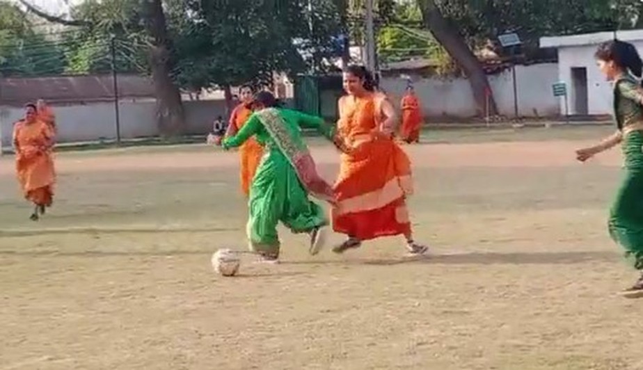 Mulheres da Índia disputam torneio de futebol e jogam de sari, Esportes