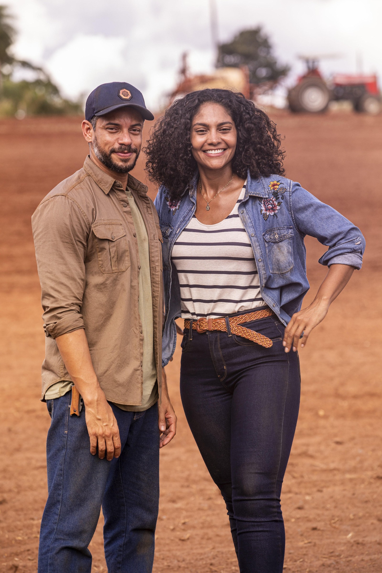 Aline (Barbara Reis) e Jonatas (Paulo Lessa) em "Terra e paixão" — Foto: João Miguel Júnior/Globo