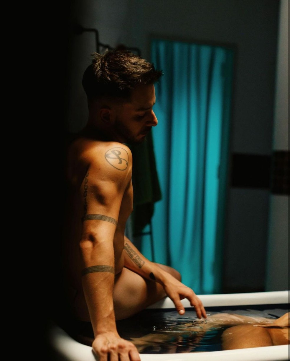 Junior Lima posa nu para divulgar novo &aacute;lbum e comemorar chegada dos 40 anos &mdash; Foto: Breno Galtier