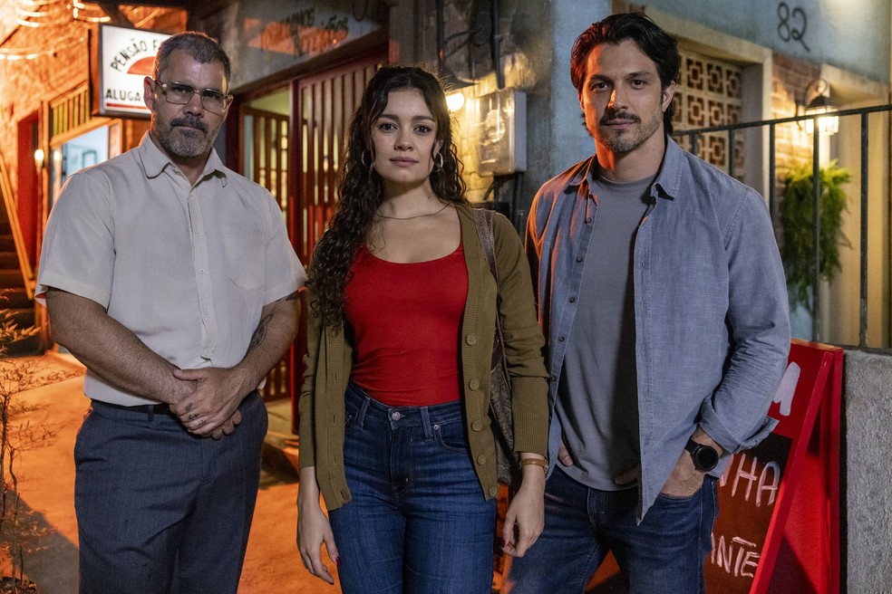 Jorginho (Juliano Cazarré), Gerluce (Sophie Charlotte) e Paulinho (Romulo Estrela) em 'Três Graças' — Foto: Fábio Rocha/Rede Globo
