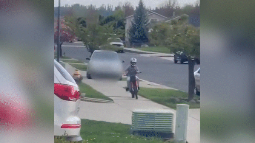 Motorista embriagada tenta atropelar adolescente em bicicleta elétrica durante disputa em rua e calçada