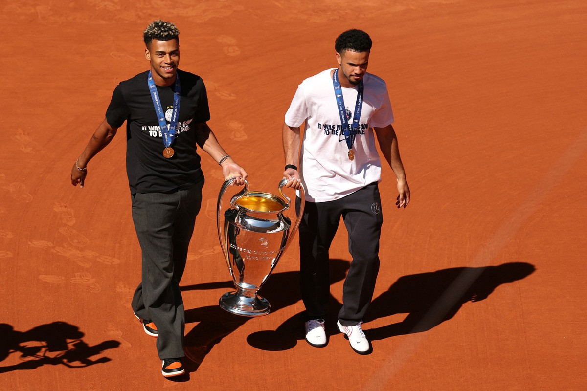 Jogadores do PSG dão volta olímpica com taça da Liga dos Campeões