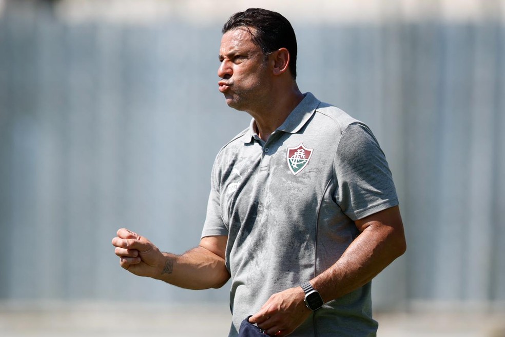Técnico do sub-20 do Fluminense, Fred vibra com um lance na partida contra o Bangu pelo Carioca da categoria, em Xerém — Foto: Guito Moreto