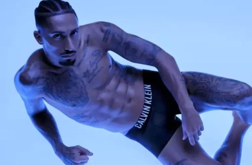 O atacante Raphinha em campanha de cueca — Foto: Reprodução/Instagram