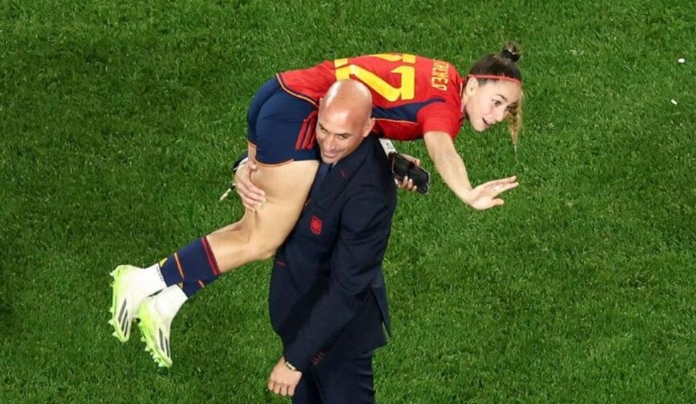 Luis Rubiales carrega Athenea del Castillo Beivide após o título mundial da Espanha na Copa da Austrália, em 2023 — Foto: AFP