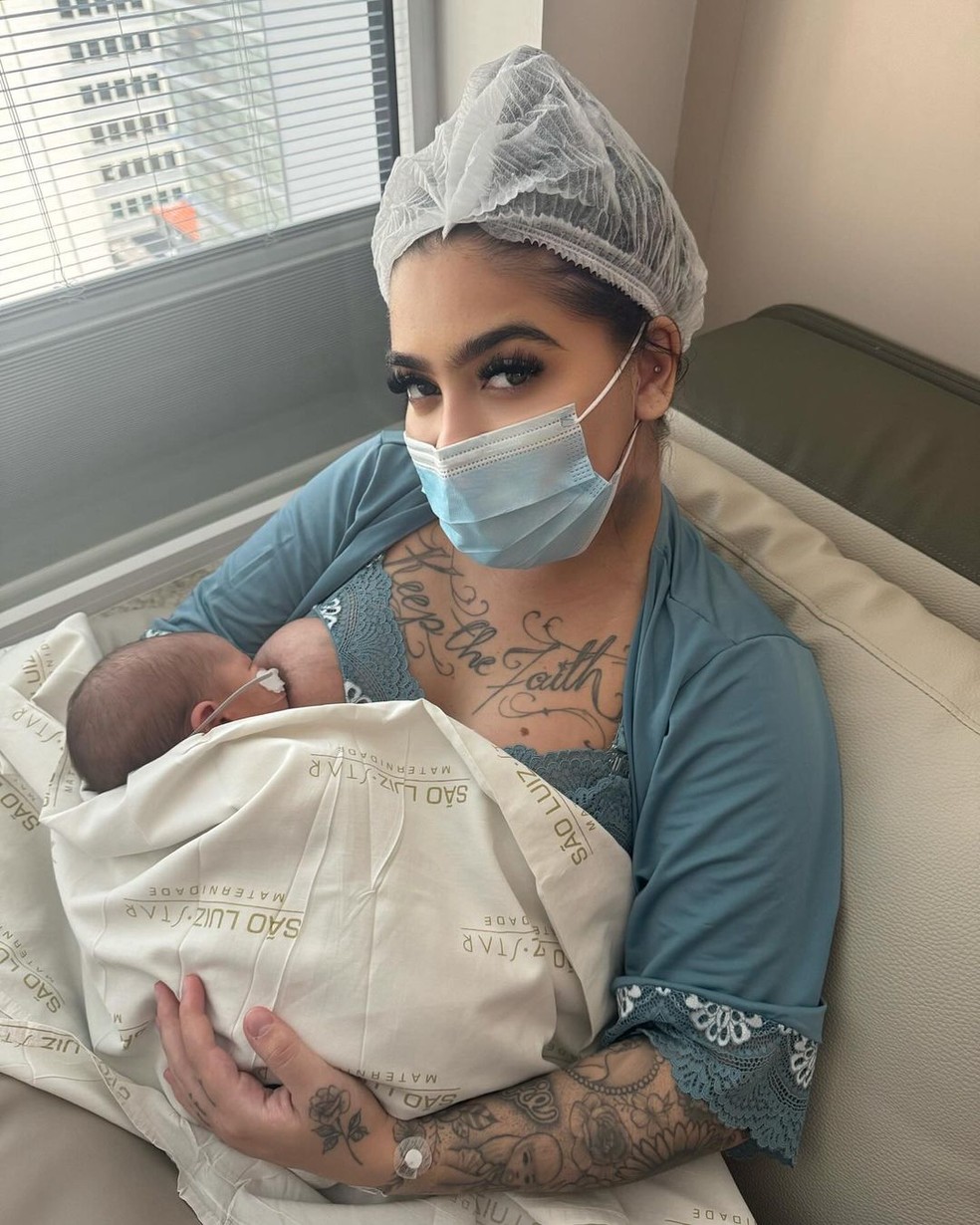 Mirella e Dynho postam primeiras fotos de Serena &mdash; Foto: Reprodu&ccedil;&atilde;o/Instagram