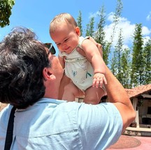 Bruno De Luca com a filha, Aurora, na Disney — Foto: Arquivo pessoal