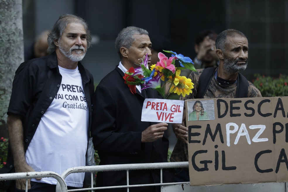 Fãs prestam homenagens no velório de Preta Gil — Foto: Gabriel de Paiva/Agência O Globo
